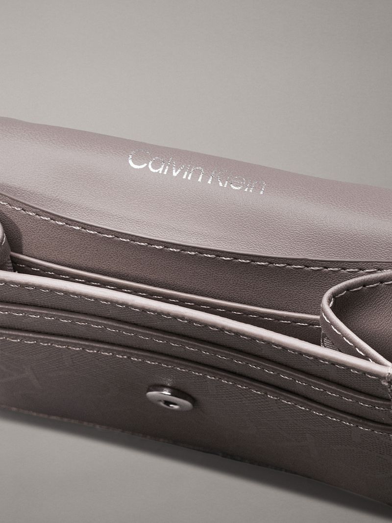 billetera-gris-plegado-triple-logo-pequeno