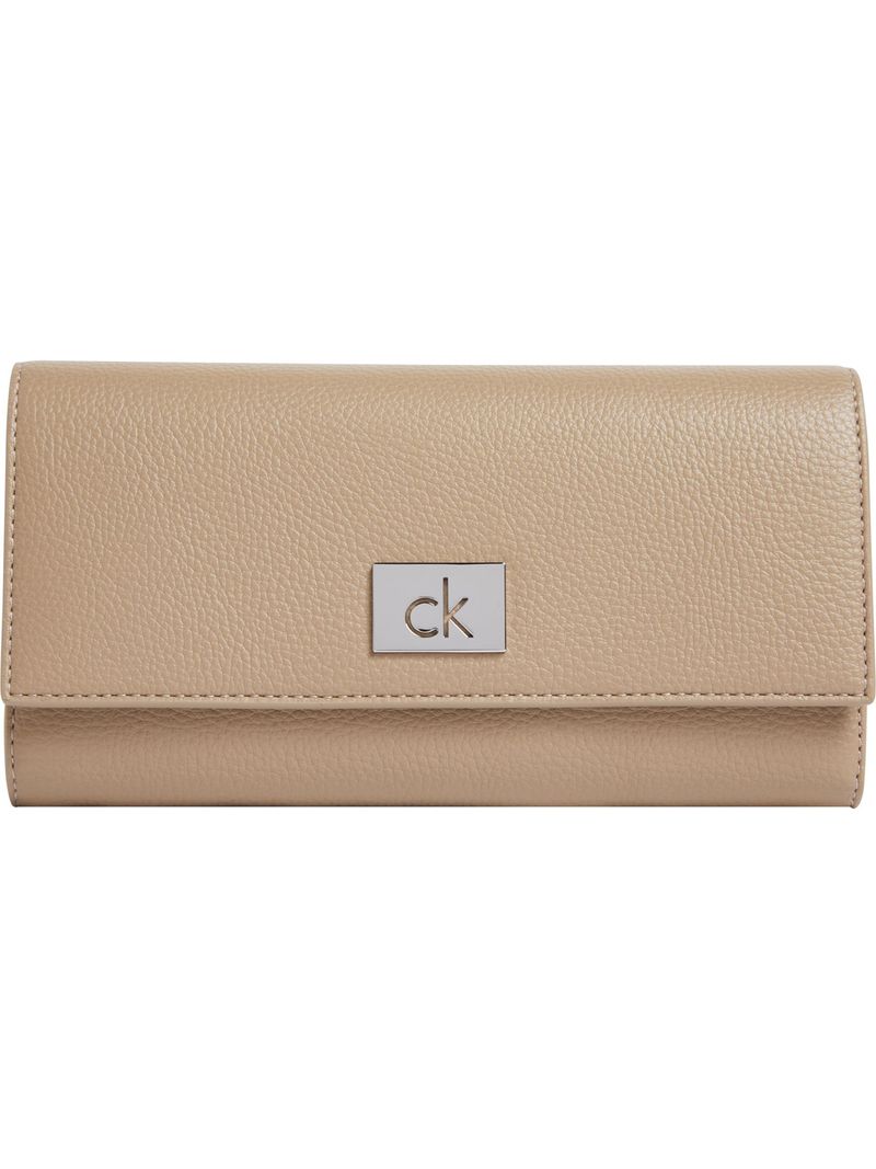 billetera-beige-trifold-placa-metalica