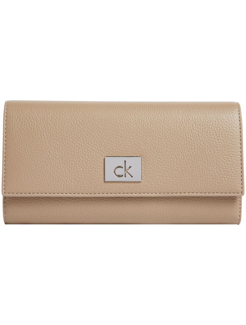 Billetera beige trifold con placa metálica