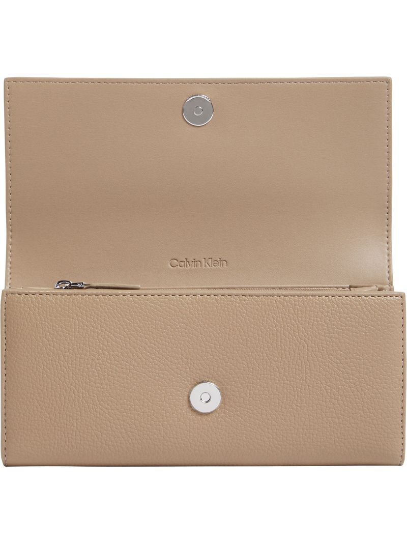 billetera-beige-trifold-placa-metalica