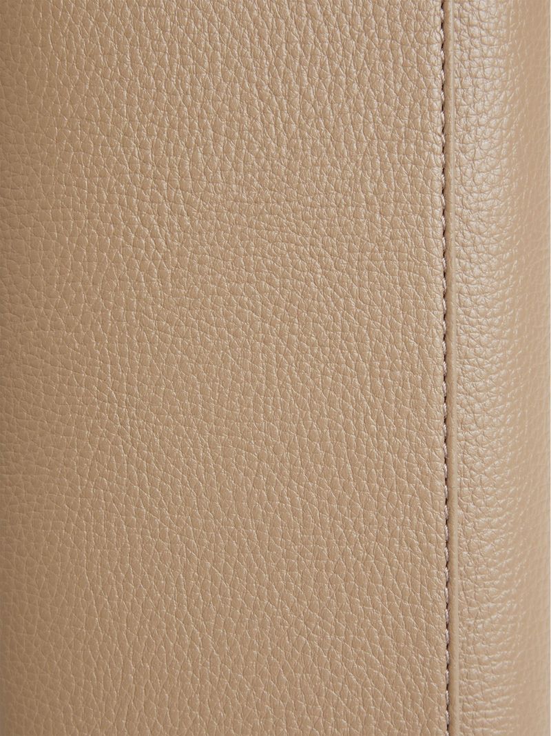 billetera-beige-trifold-placa-metalica