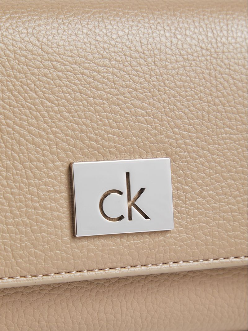 billetera-beige-trifold-placa-metalica