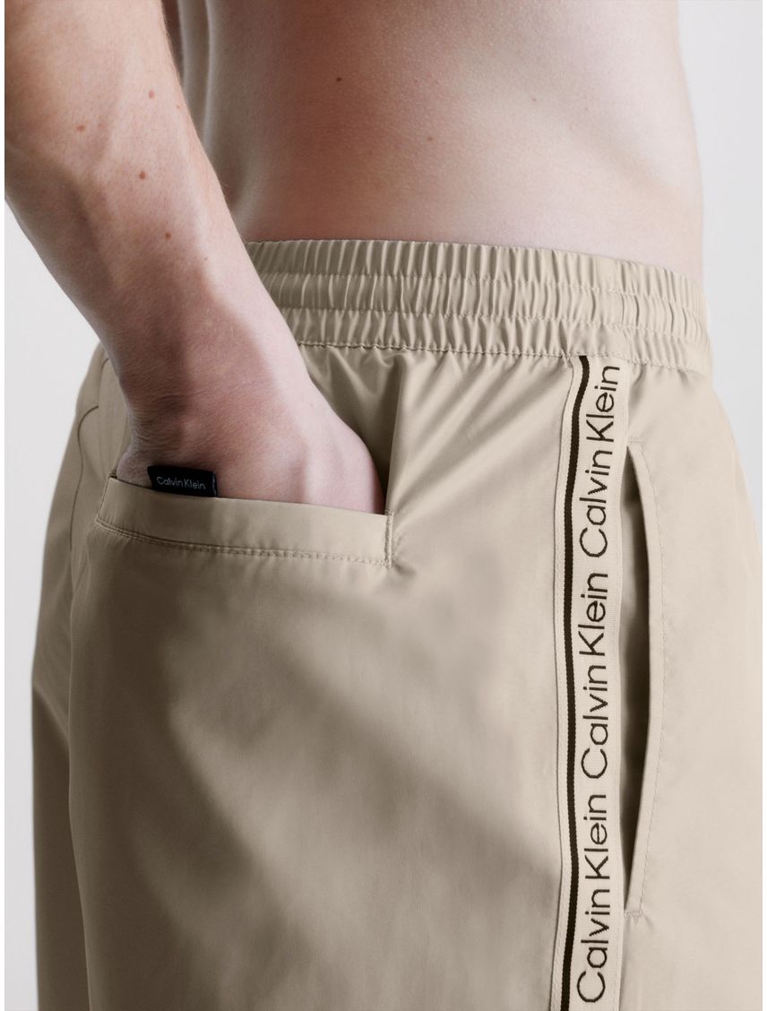 Traje beige de baño de largo medio con cordón - Logo Tape
