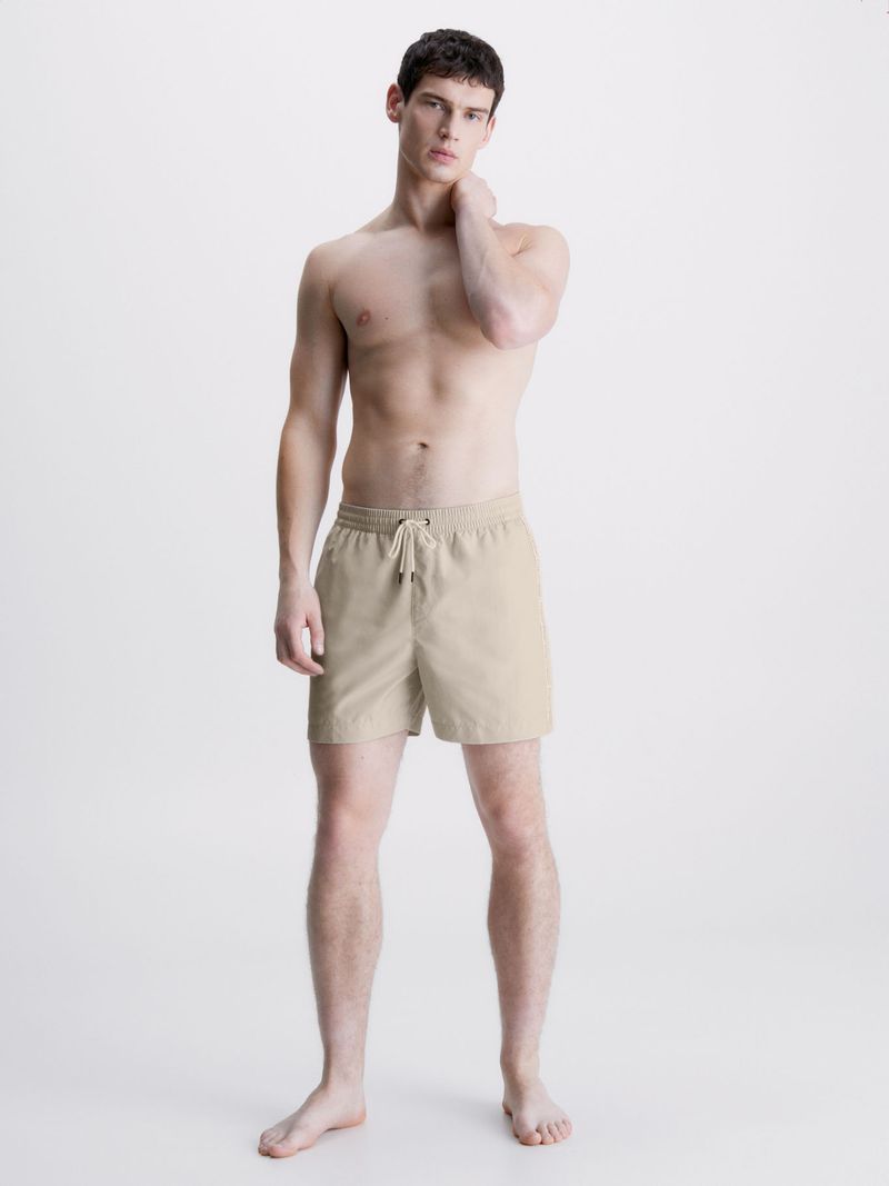 traje-beige-bano-largo-medio-cordon-logo-tape