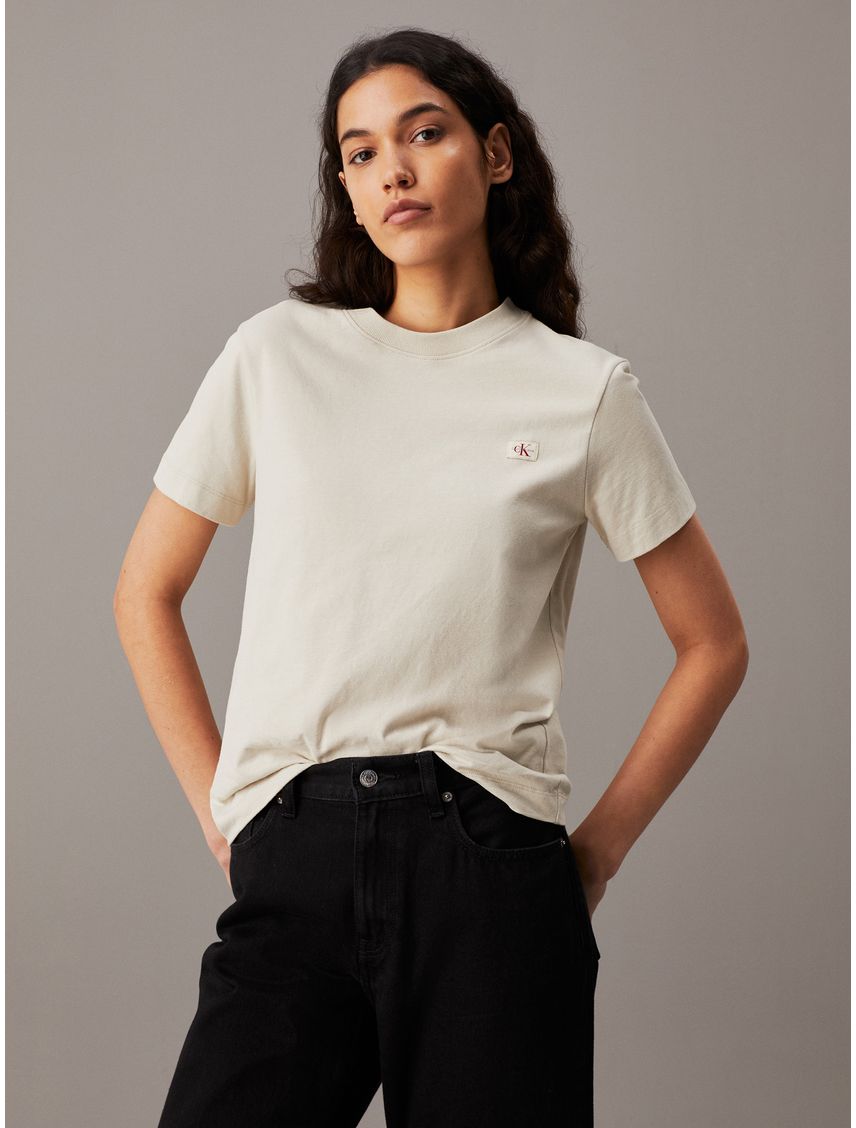 Camiseta gris con monograma e insignia