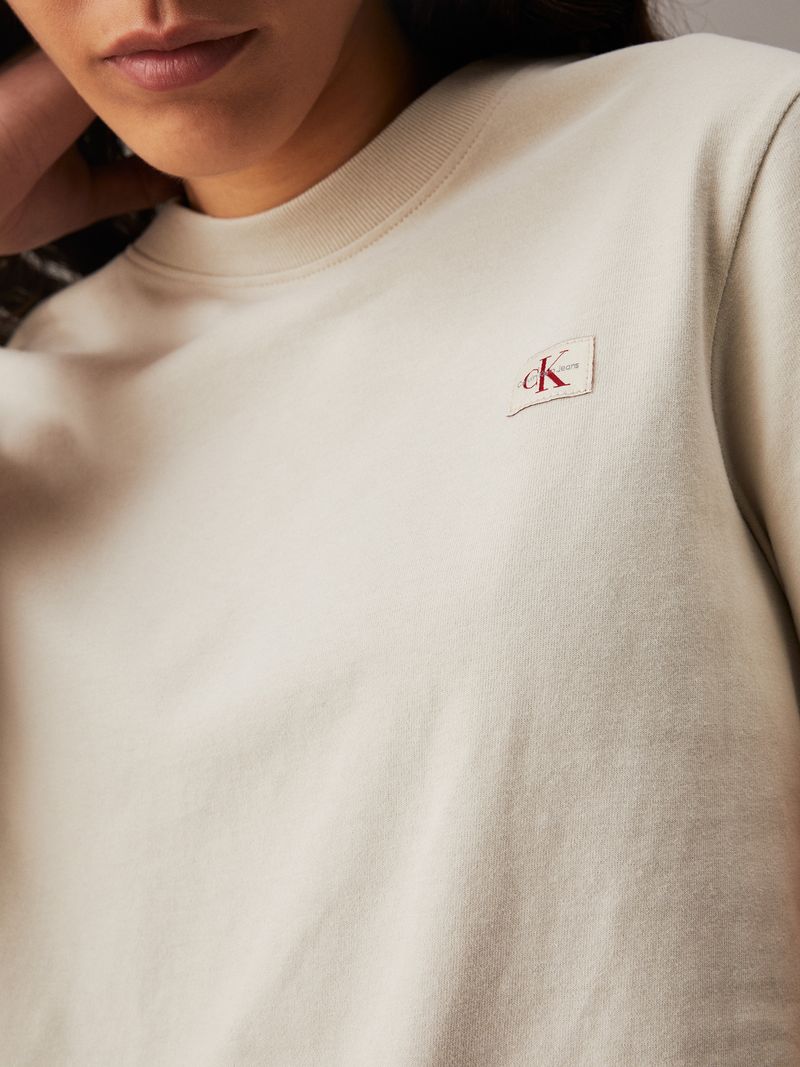 camiseta-gris-monograma-e-insignia