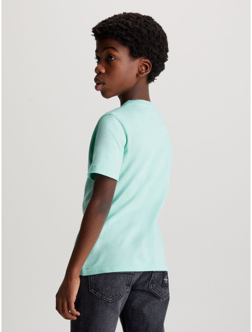 Camiseta azul con logo en el pecho para niño
