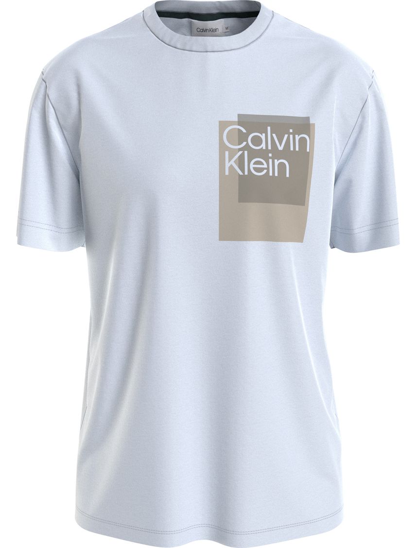 Camiseta blanca con logo de caja superpuesta