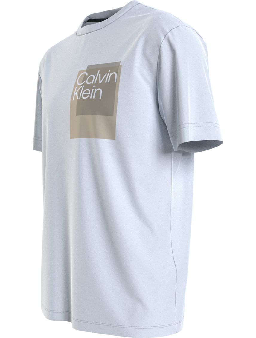 Camiseta blanca con logo de caja superpuesta