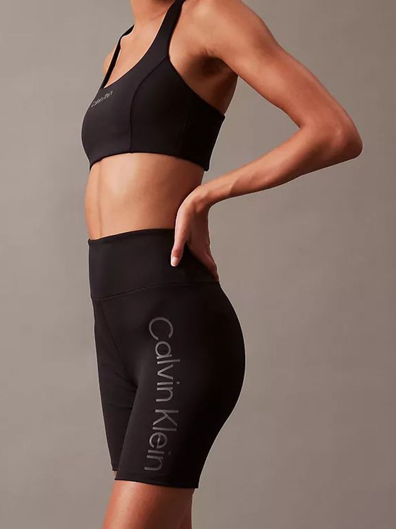 pantaloneta-negra-deportiva-con-logo-atonal-para-mujer