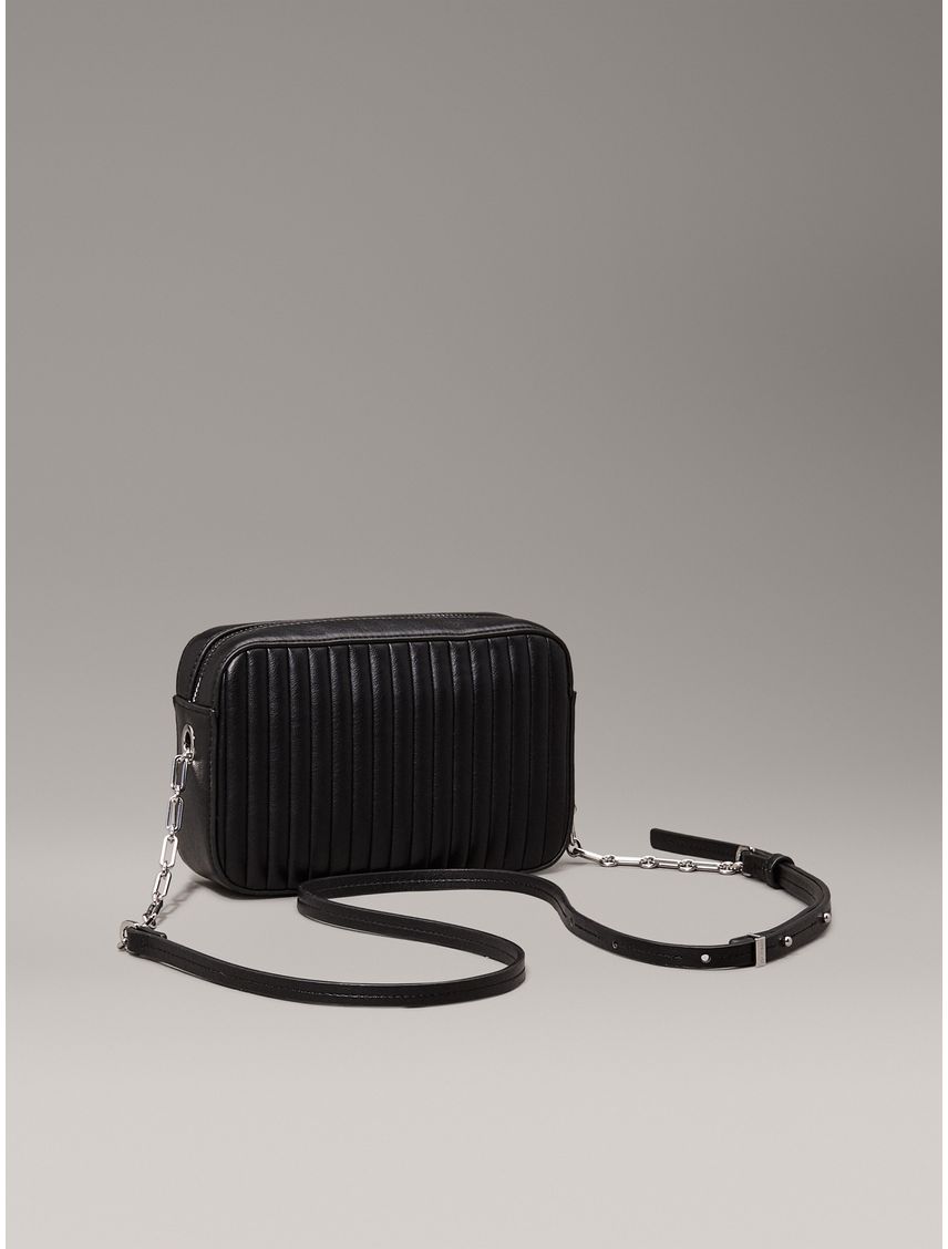 Bolso negro cruzado acolchado con solapa