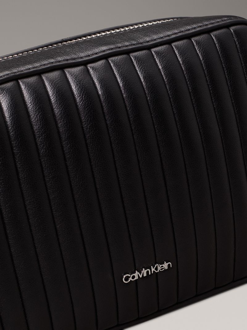 bolso-negro-cruzado-acolchado-solapa