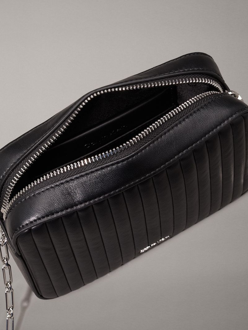 bolso-negro-cruzado-acolchado-solapa