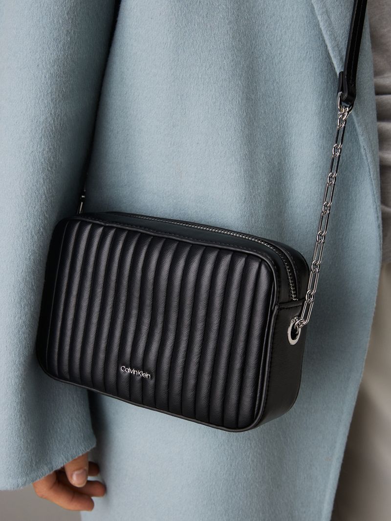 bolso-negro-cruzado-acolchado-solapa