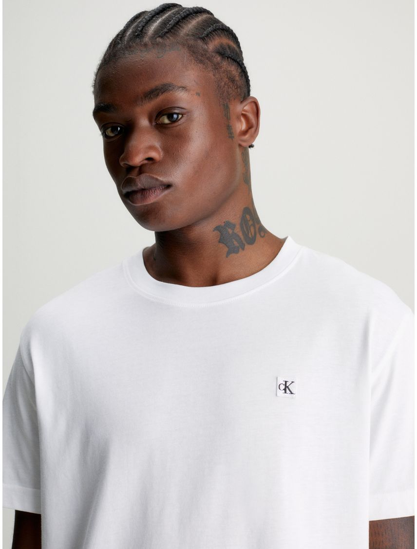 Camiseta blanca de algodón con insignia