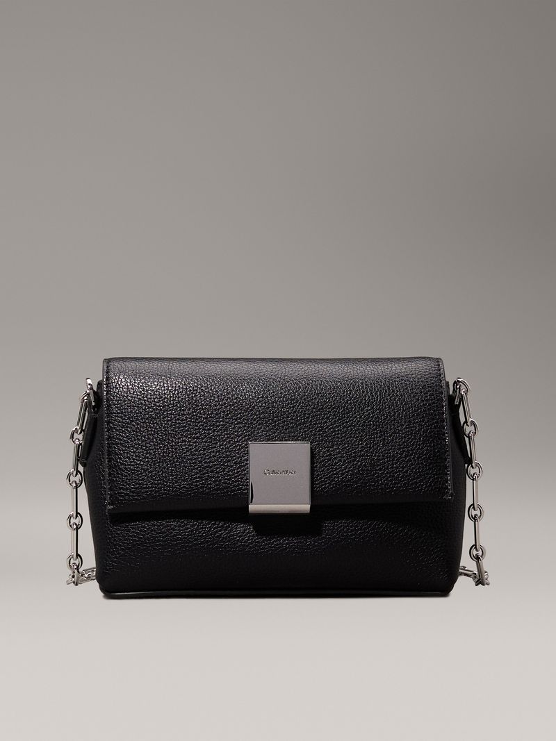 bolso-negro-cruzado-placa-cadena
