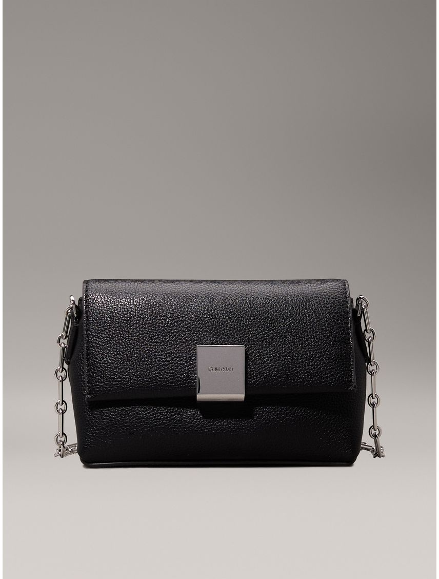 Bolso negro cruzado con placa y cadena