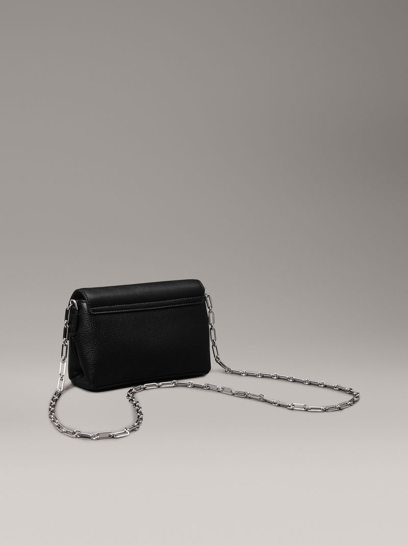 bolso-negro-cruzado-placa-cadena