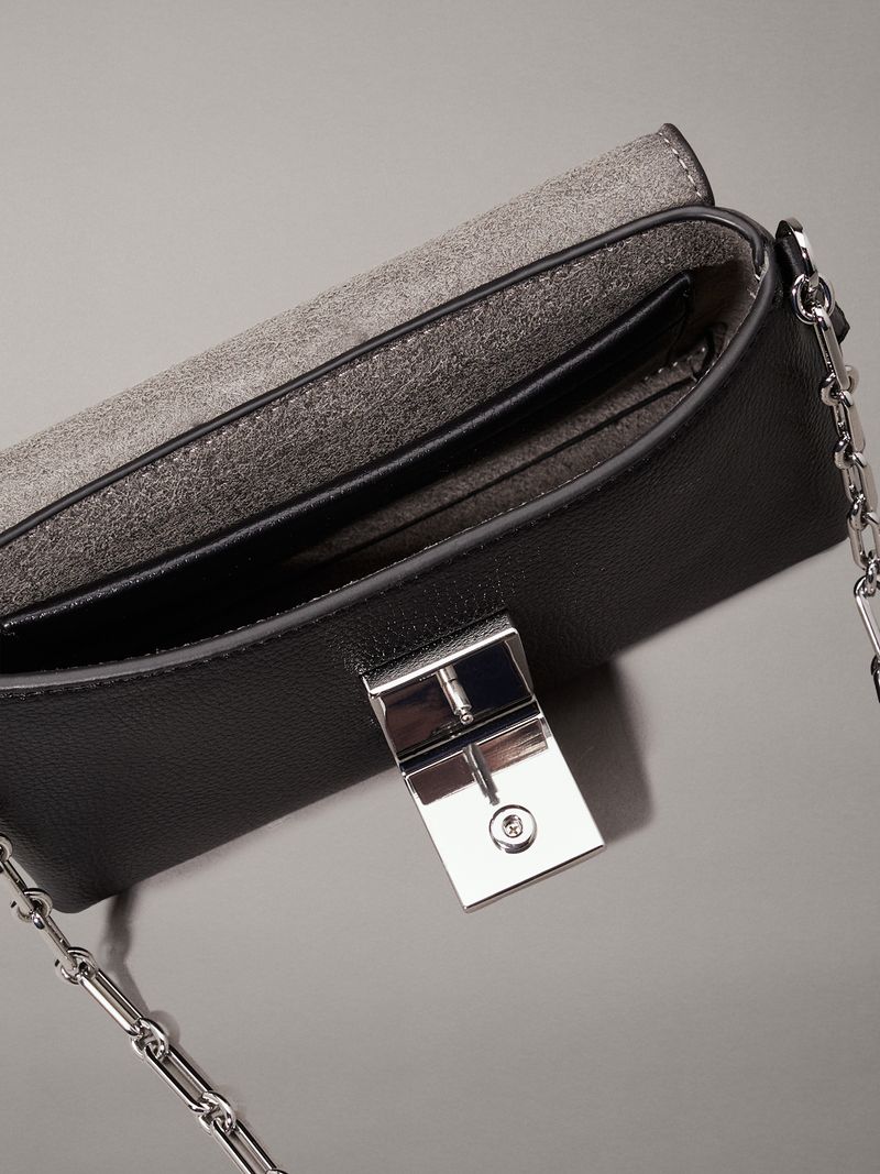 bolso-negro-cruzado-placa-cadena