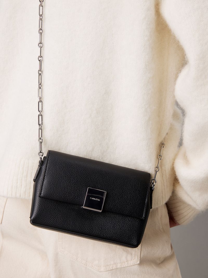 bolso-negro-cruzado-placa-cadena