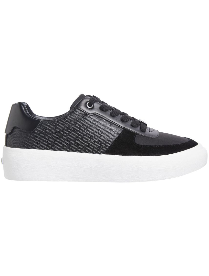 Tenis negro con logo