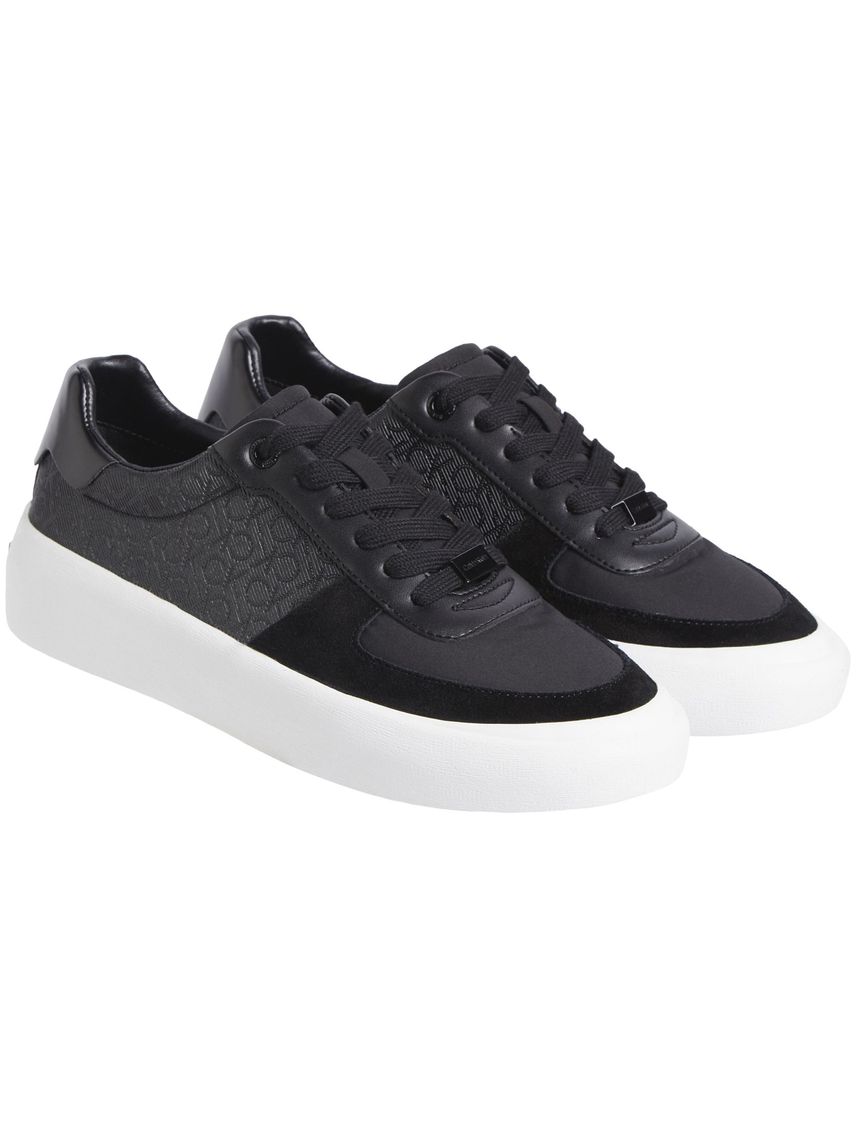 Tenis negro con logo