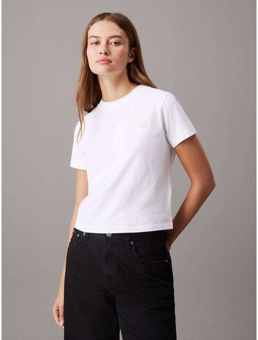 Camiseta blanca con monograma e insignia