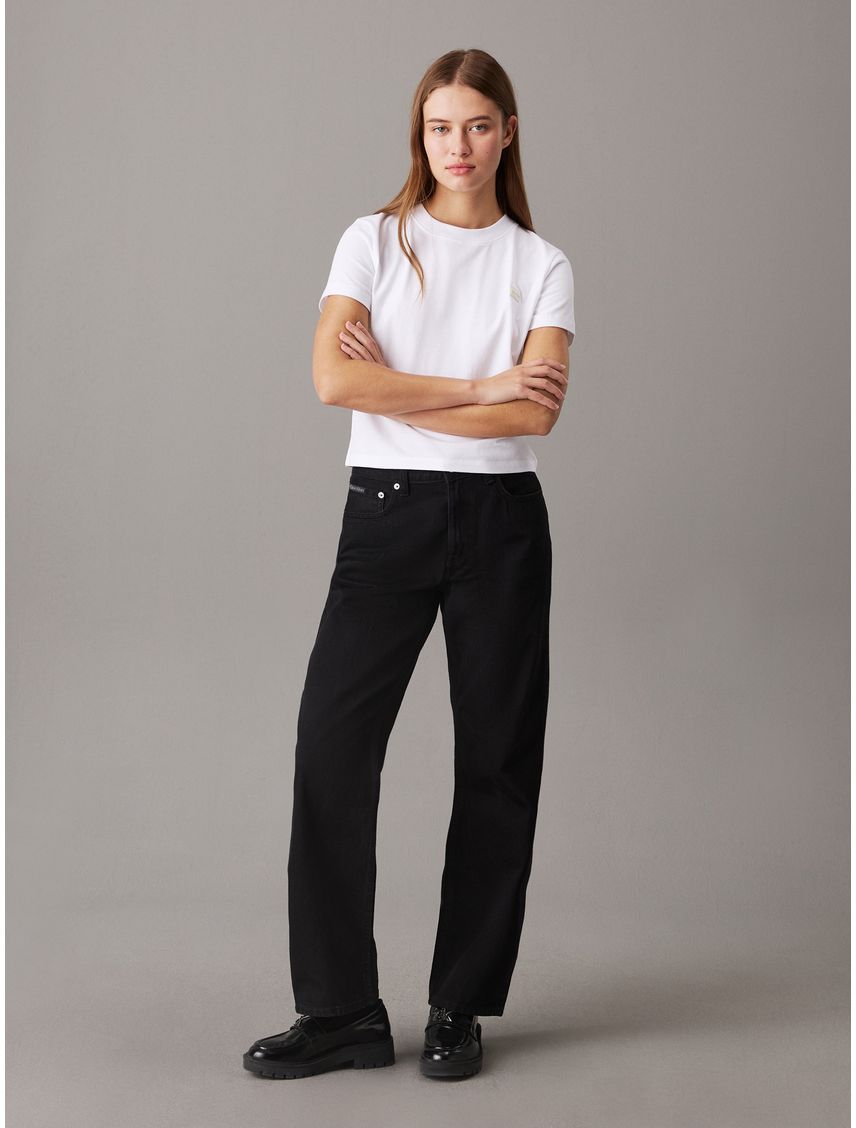 Camiseta blanca con monograma e insignia