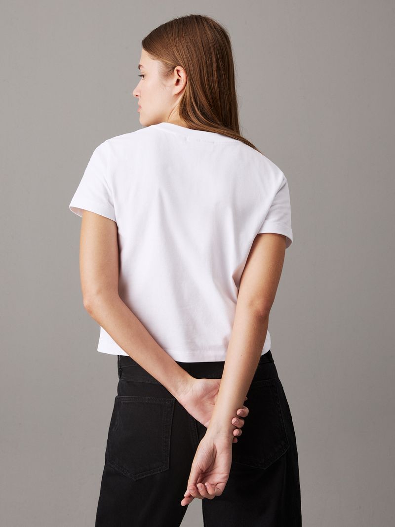 camiseta-blanca-monograma-e-insignia