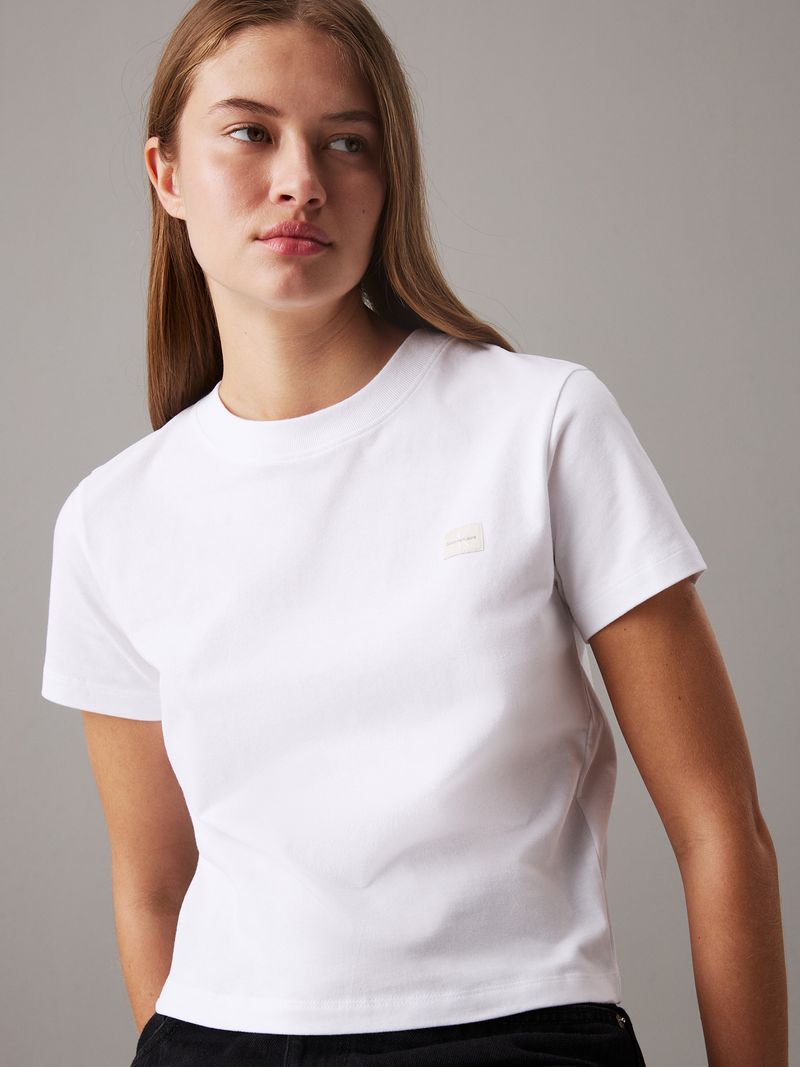 camiseta-blanca-monograma-e-insignia