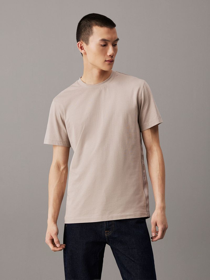 camiseta-rosada-logo-en-la-cinta