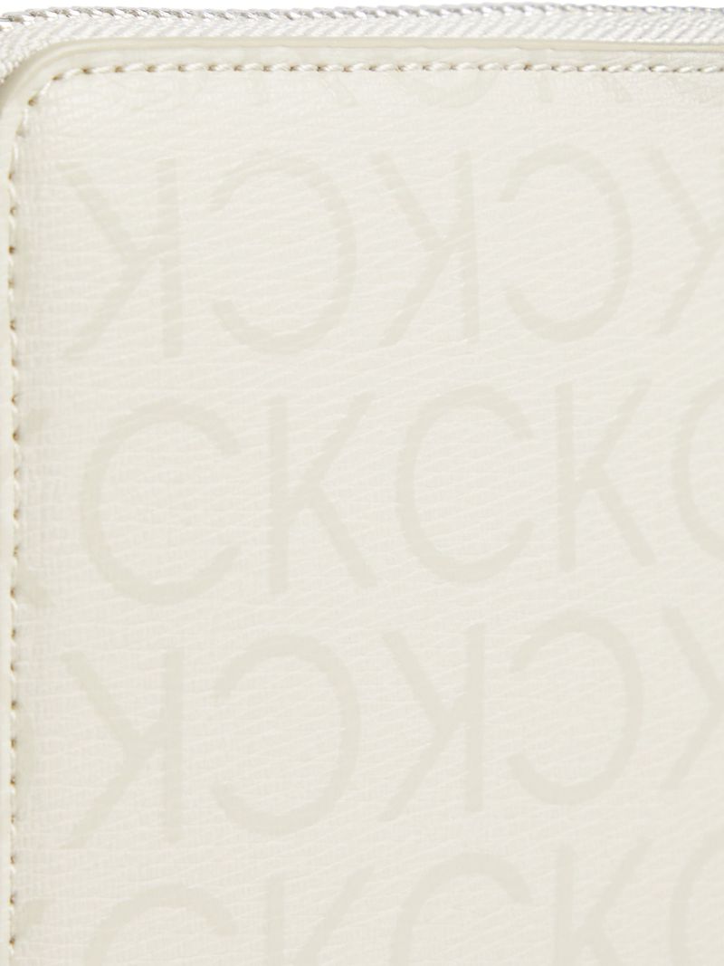 billetera-beige-con-cremallera-y-monograma