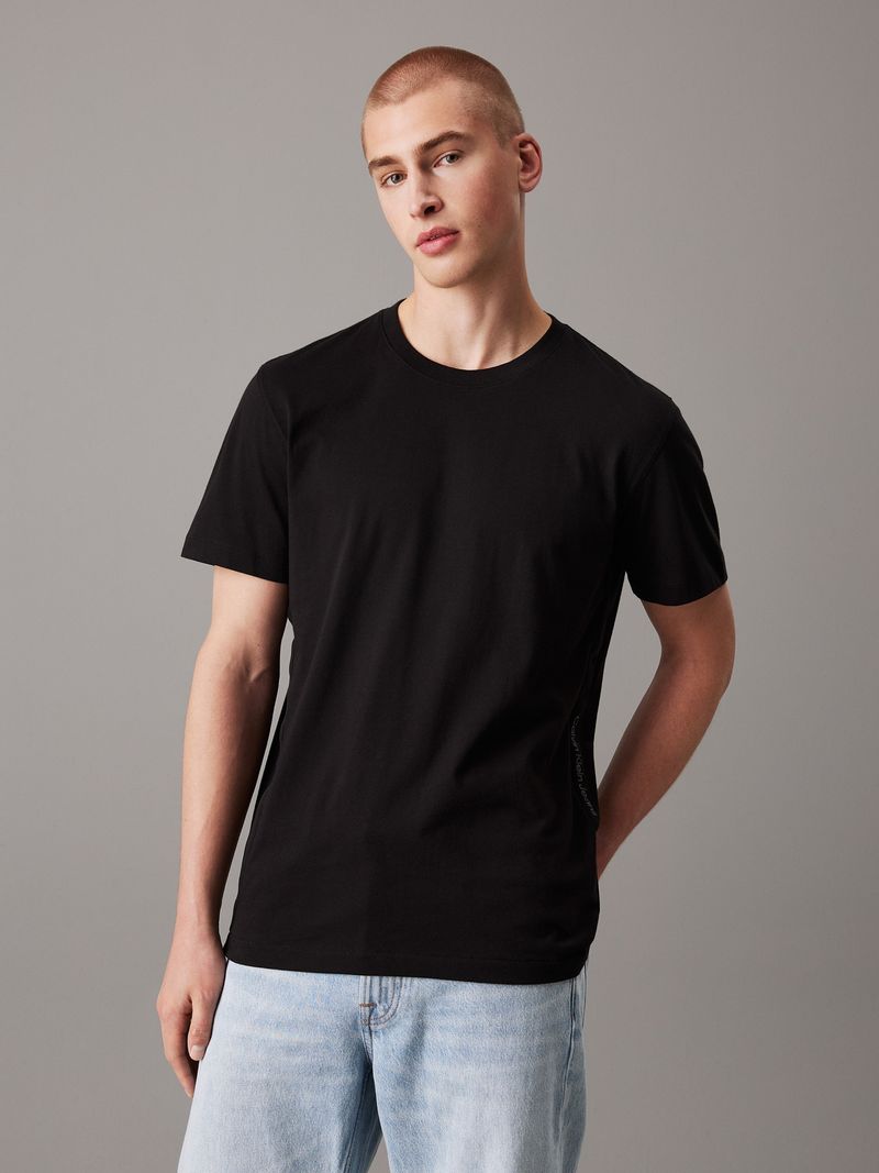 camiseta-negra-logo-en-la-cinta