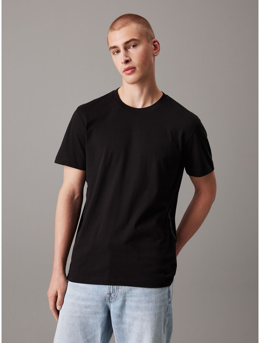 Camiseta negra con logo en la cinta