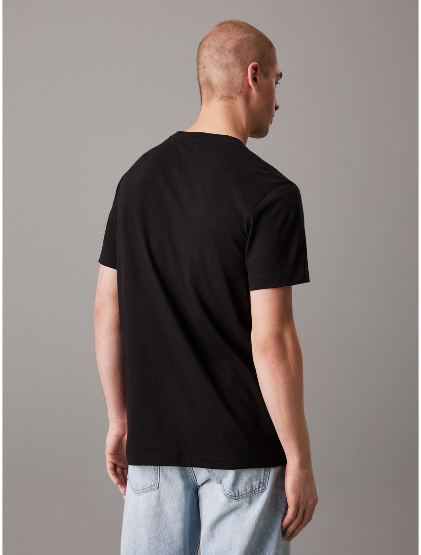 Camiseta negra con logo en la cinta