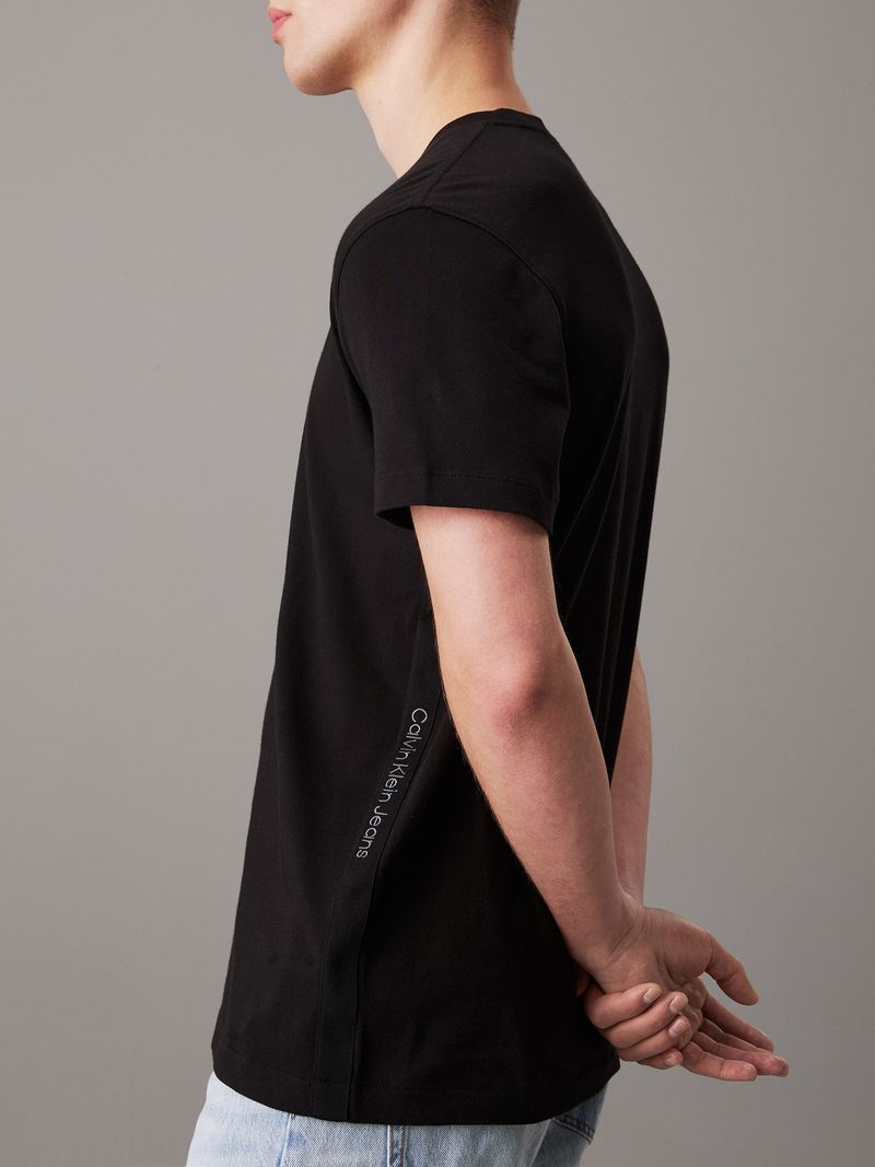camiseta-negra-logo-en-la-cinta