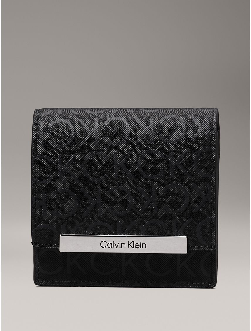 Billetera negra de plegado triple con logo pequeño