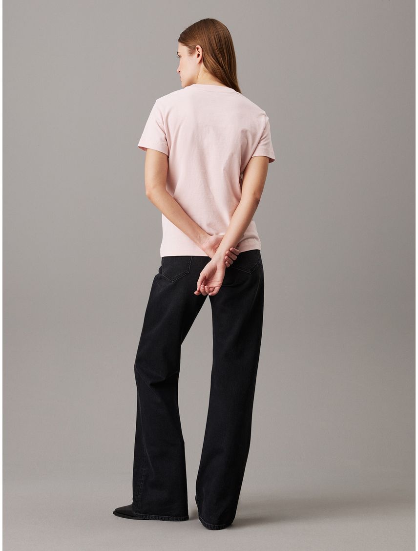 Camiseta rosada de chenilla con monograma