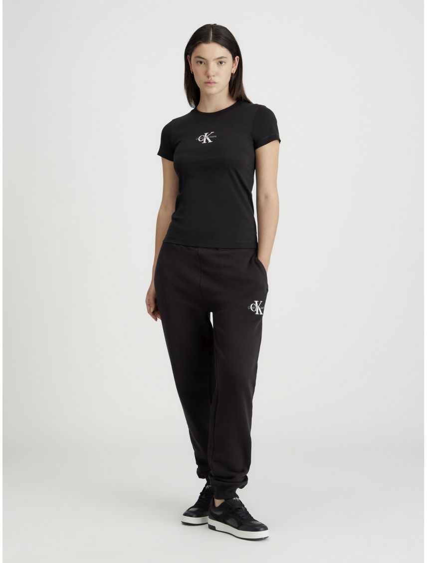 Camiseta negra slim con logotipo tonal