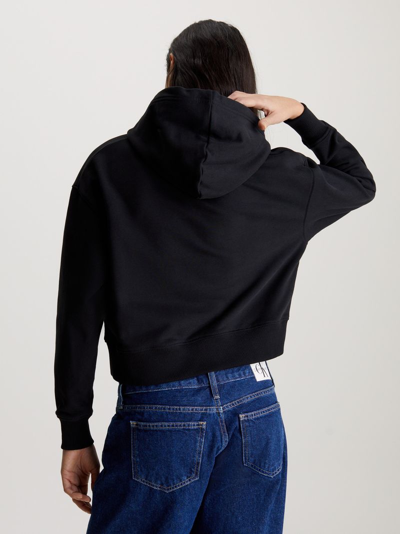 buzo-negro-con-gorro-y-monograma-para-mujer