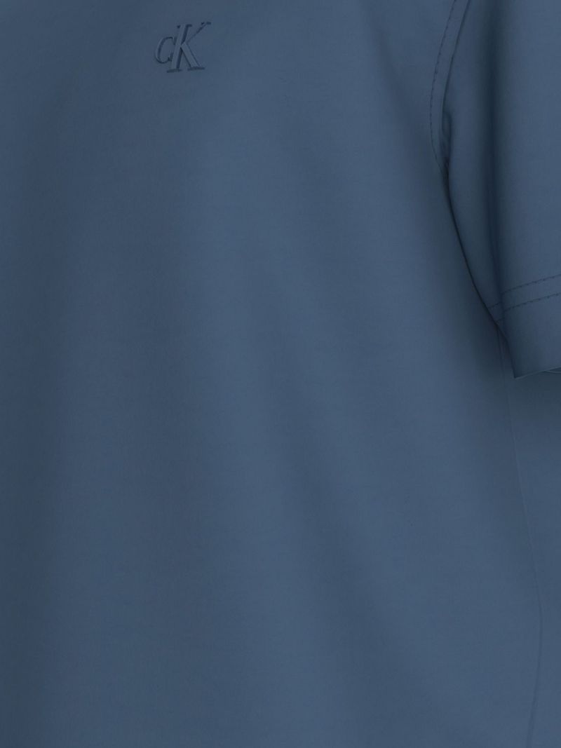 camiseta-azul-logotipo-en-la-espalda