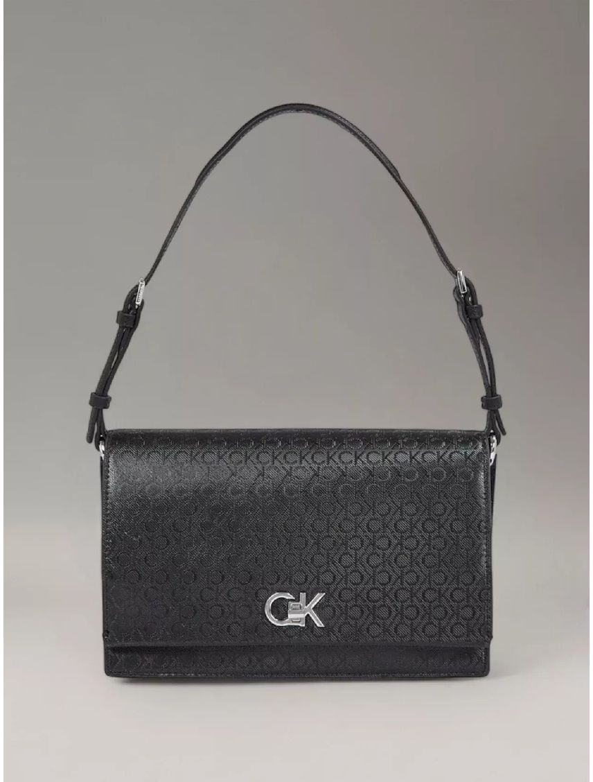 Bolso negro de hombro elongated con monograma