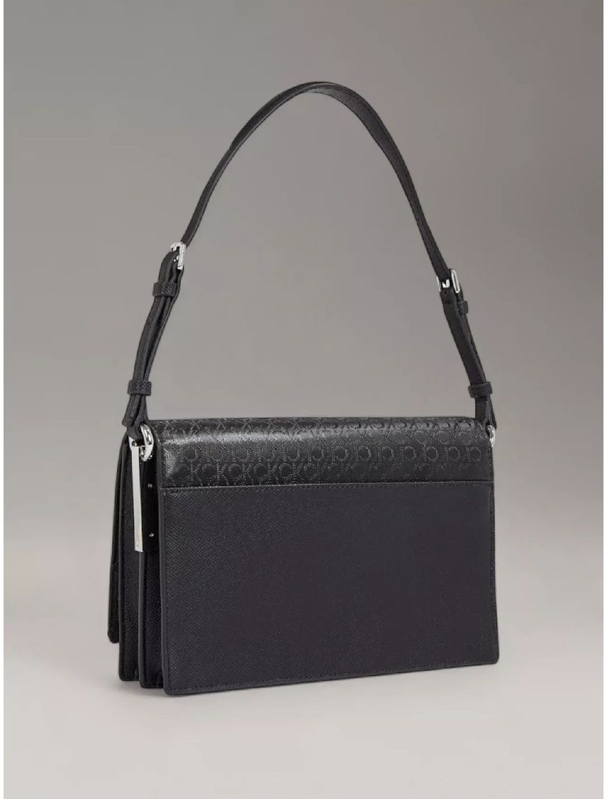 Bolso negro de hombro elongated con monograma