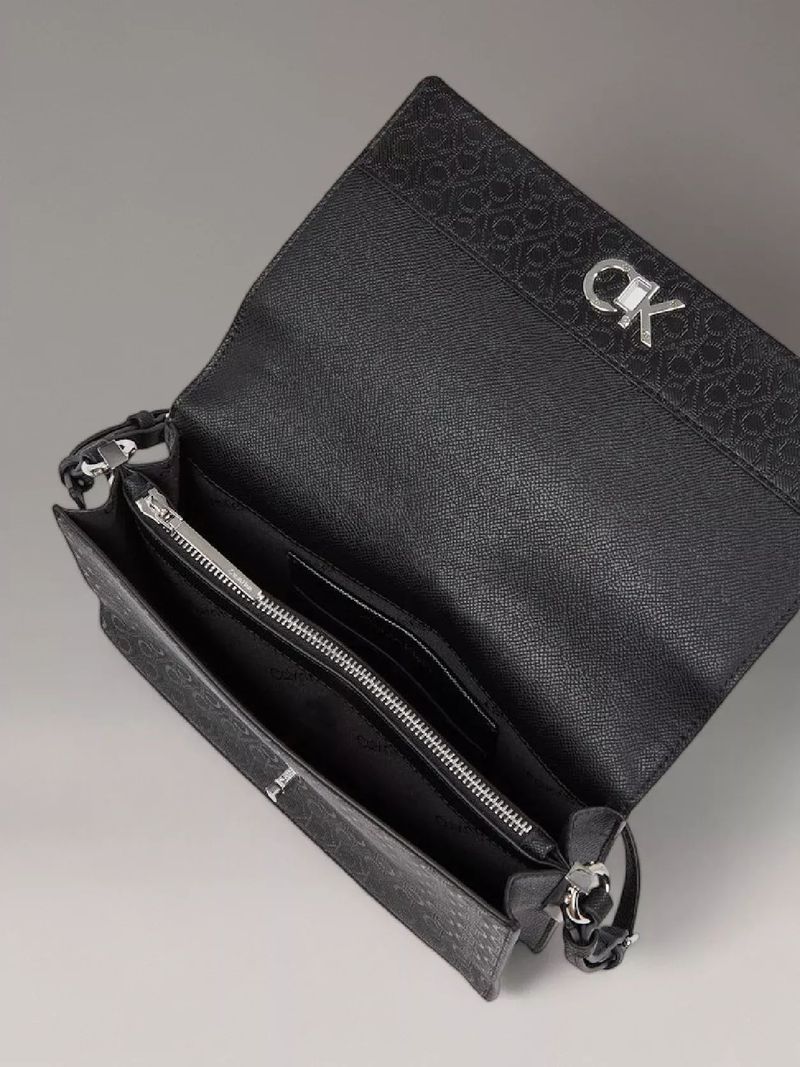 bolso-negro-hombro-elongated-monograma