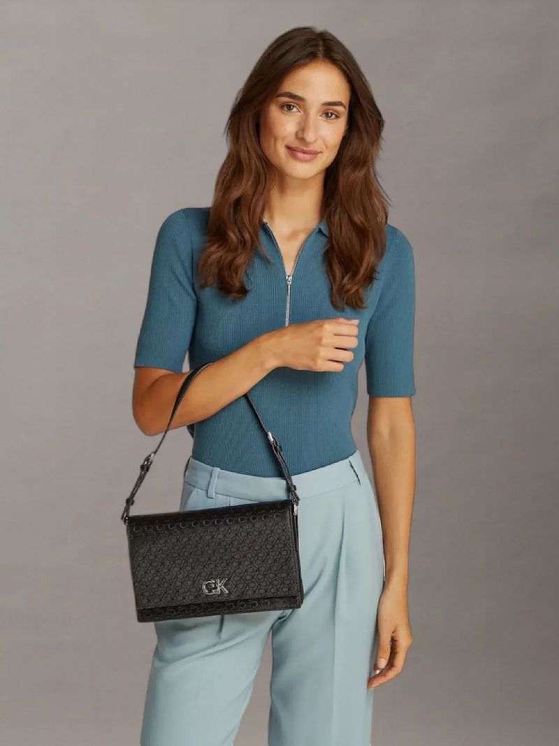 bolso-negro-hombro-elongated-monograma