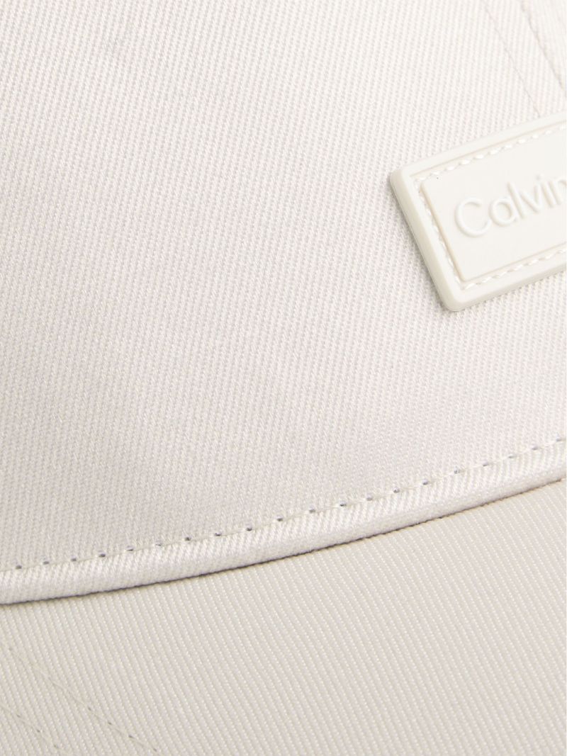 gorra-beige-parche-goma