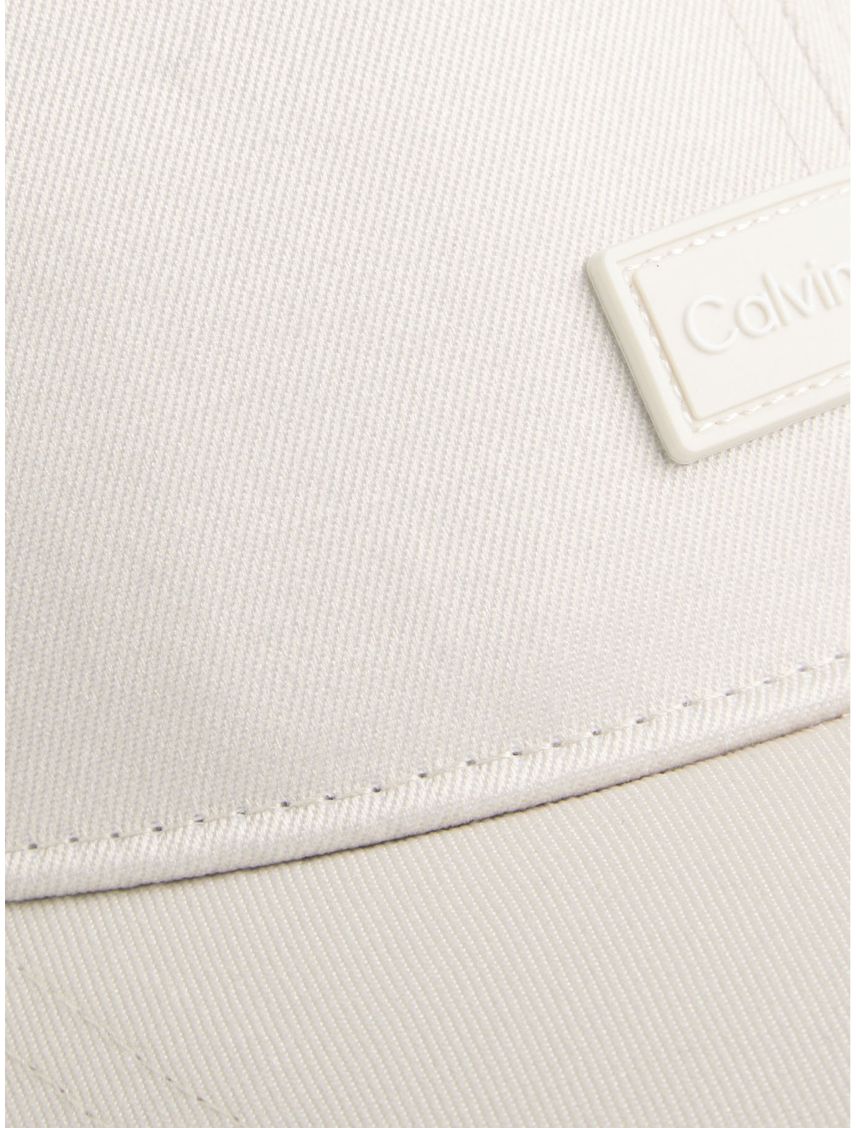 Gorra beige con parche de goma