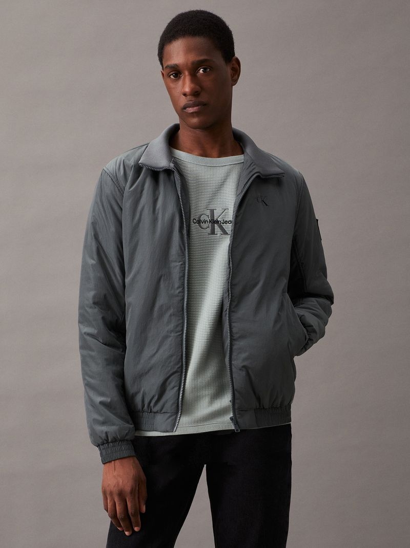 chaqueta-gris-nailon-acolchado-cremallera