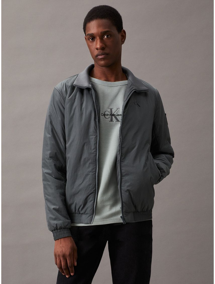 Chaqueta gris de nailon acolchado con cremallera