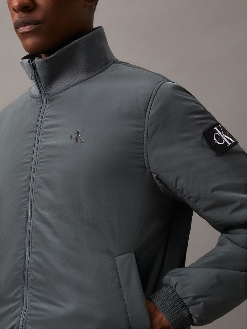 chaqueta-gris-nailon-acolchado-cremallera